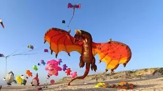 Una playa salvaje repleta de coloridas cometas gigantes: Portugal prepara otro fin de semana de postal