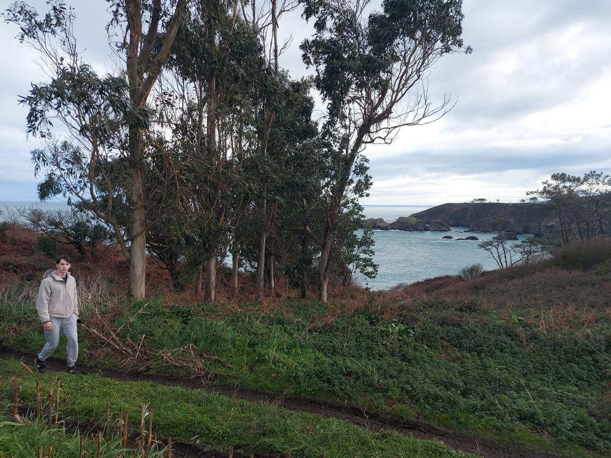 FOTOS: Búsqueda de un pescador desaparecido en la costa de Coaña FOTOS: Búsqueda de un pescador desaparecido en la costa de Coaña
