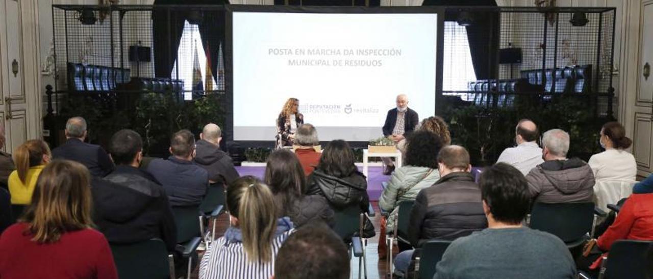 Carmela Silva y César Mosquera presentan el cuerpo de inspección de residuos. |   // FDV