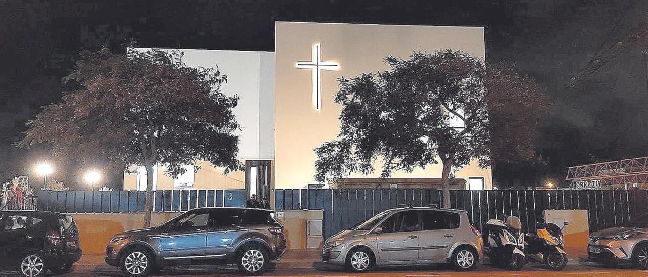 La fachada inmaculada y las cruces resplandecientes de la nueva iglesia.
