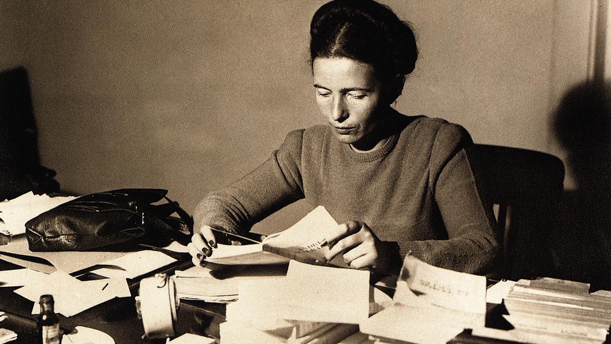 Simone de Beauvoir, rodeada de papeles en su escritorio.