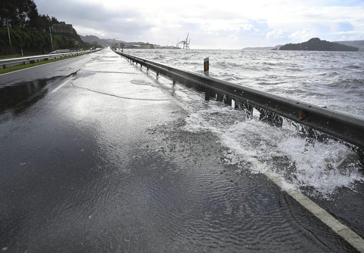 Corte de la autovía de Marín por la entrada del mar en la carretera. |  Rafa Vázquez