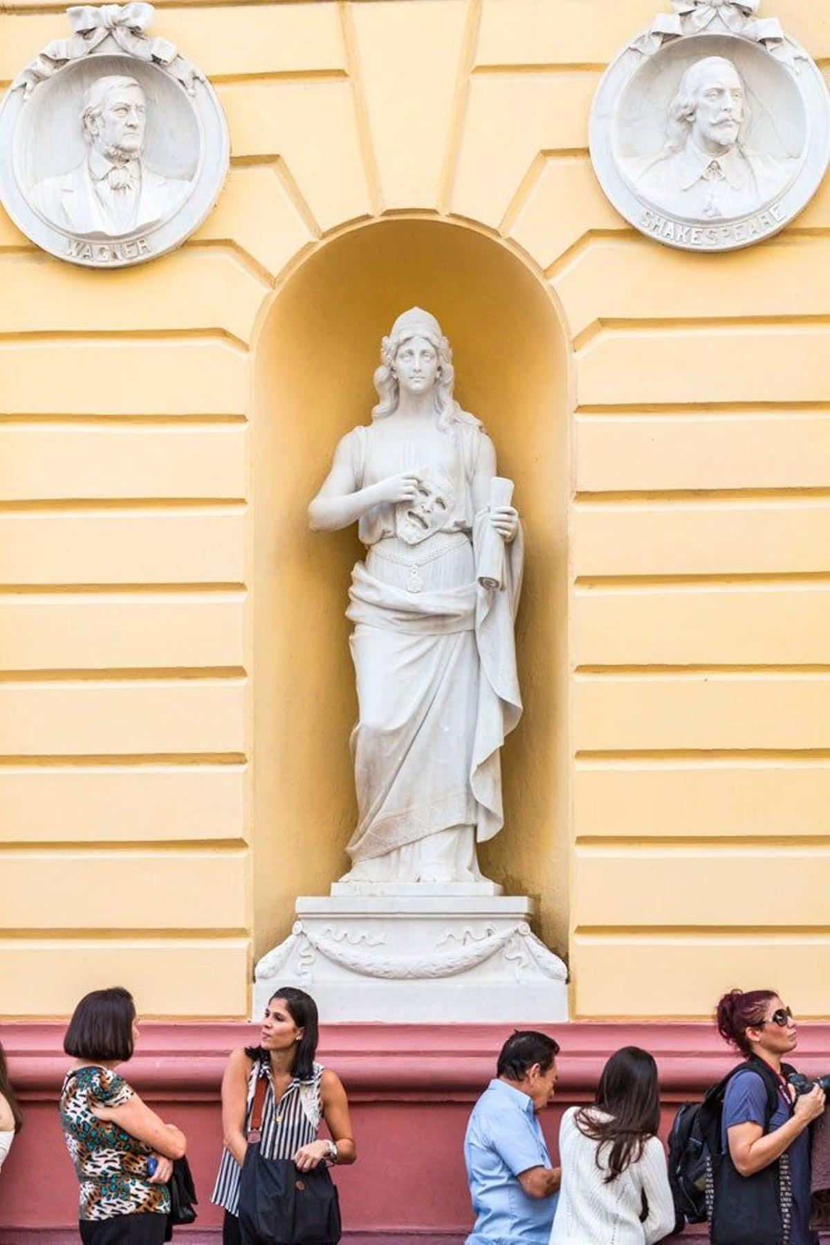 En la fachada del Teatro Nacional se encuentran estutas de Richard Wagner y William Shakespeare.