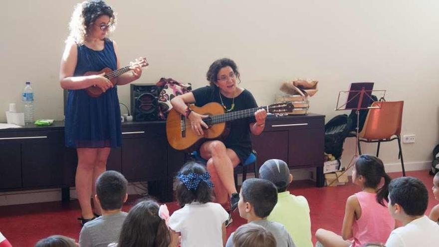 Las profesoras Cecilia (izquierda) y Sauri cantando una canción junto a los alumnos.