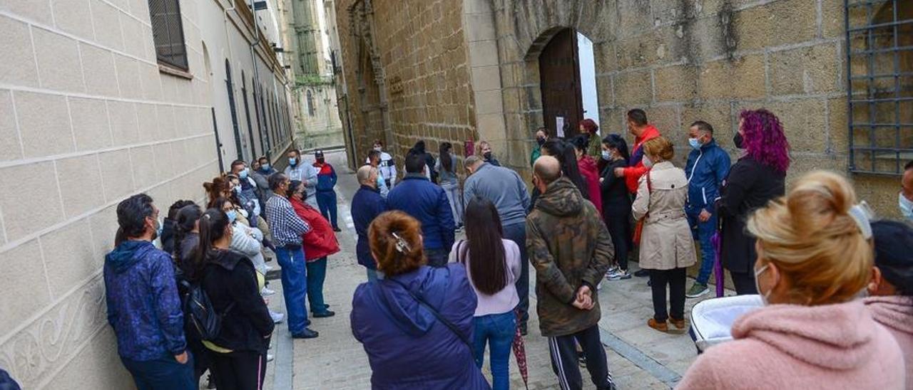 Familias esperando entrar a un sorteo de viviendas sociales en Plasencia.