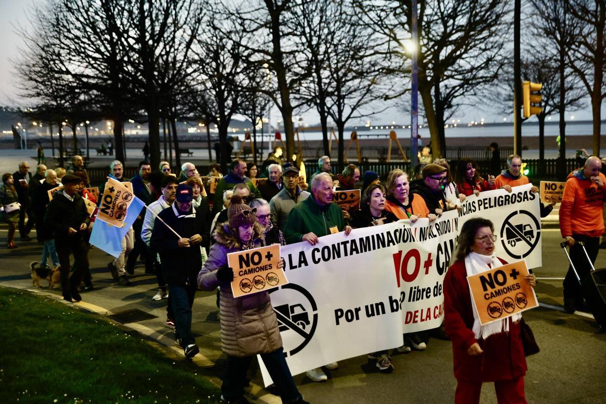 La movilización vecinal por los camiones en Gijón, en imágenes