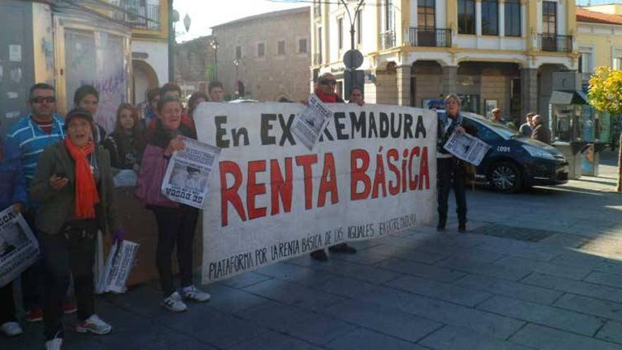 Medio centenar de activistas irrumpen en la sede de la Presidencia de la Junta para protestar por la renta básica