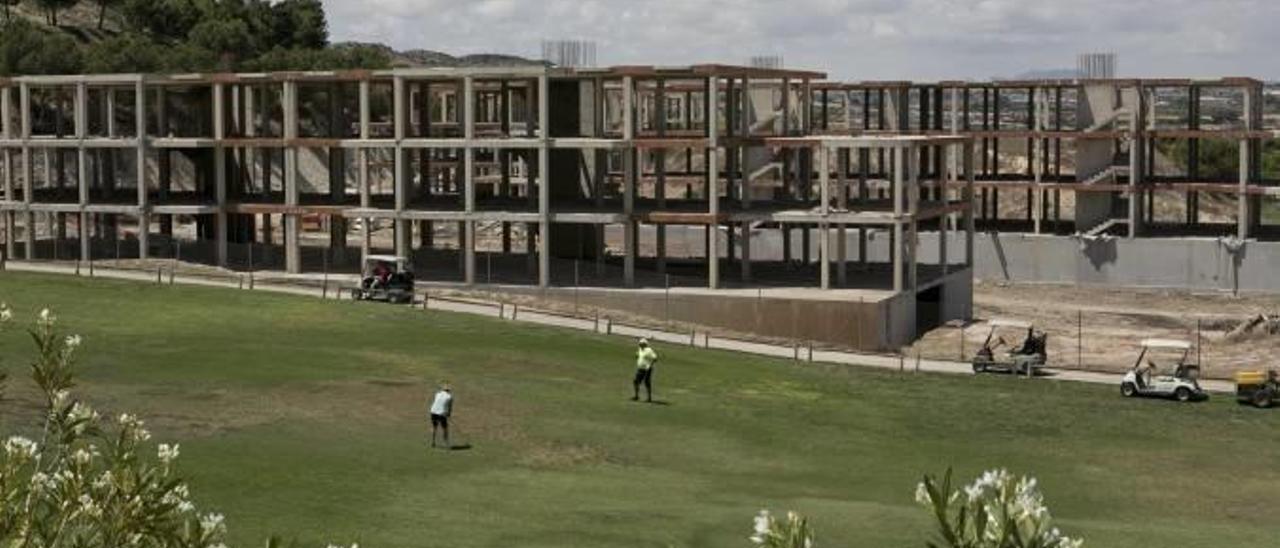 Panorámica del complejo del campo de golf de El Plantío, ubicado en la partida del Bacarot, en una imagen tomada en mayo del pasado año.