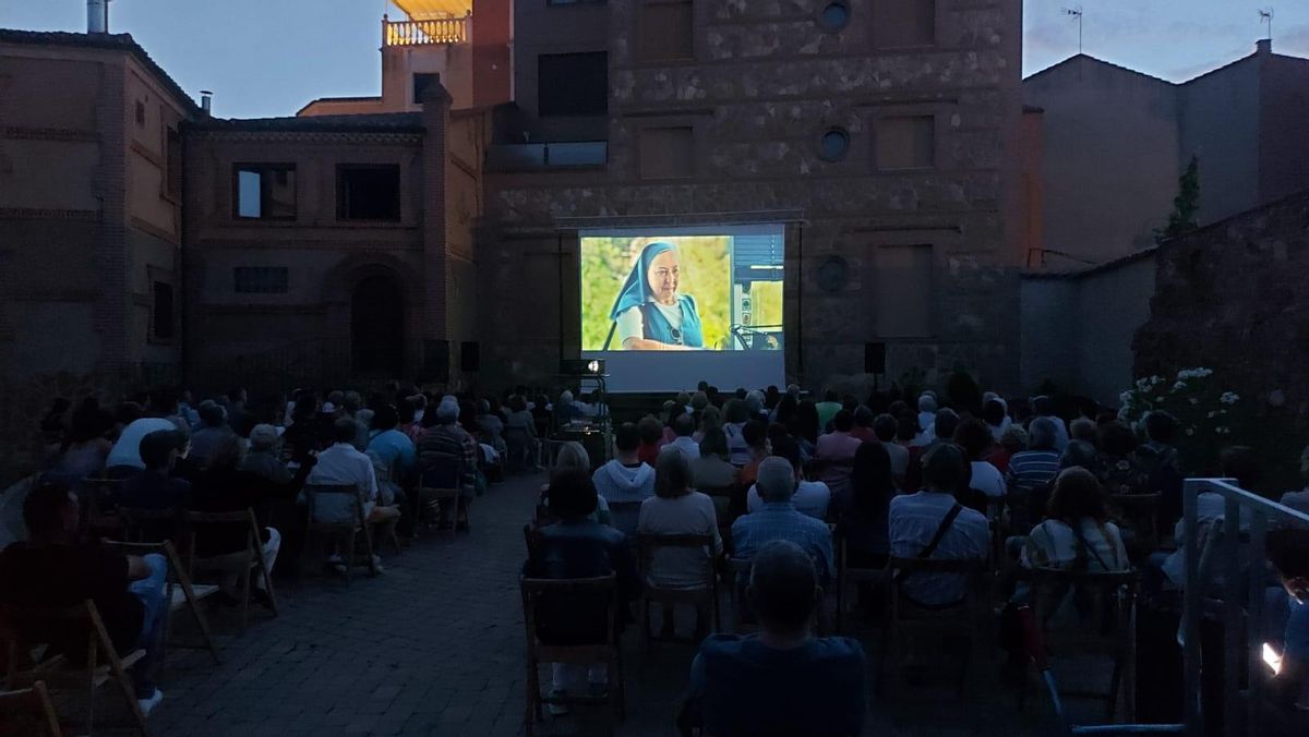 La actriz Carmen Machi en la pantalla durante la proyección de la película.