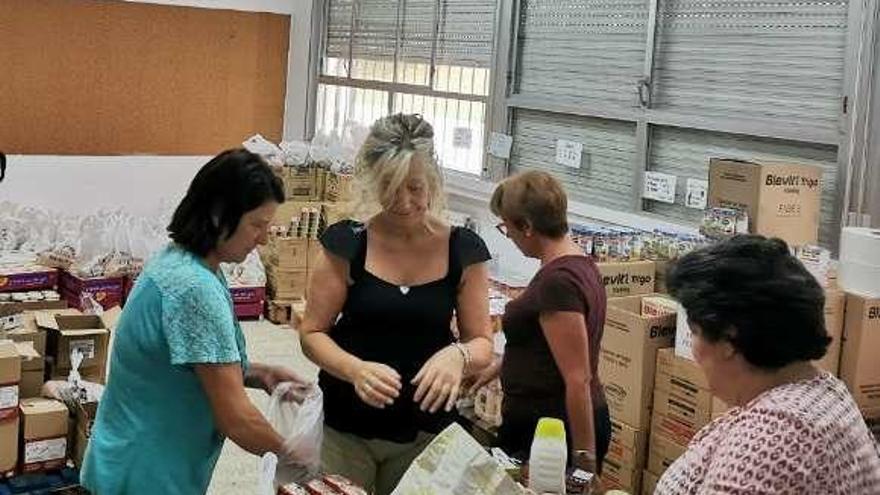 Voluntarias en el almacén para reparto de alimentos. // D. P.