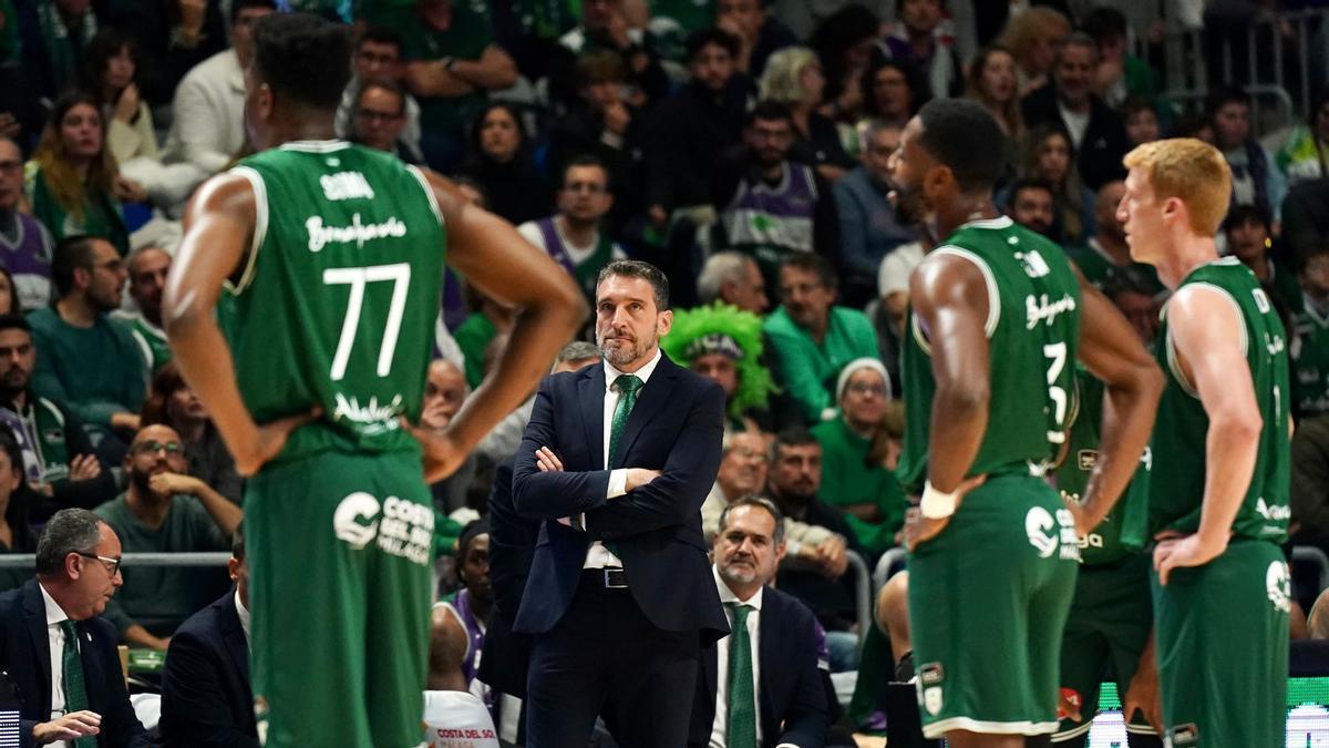 Ibon Navarro tendrá que descartar en cada partido a un jugador del Unicaja.