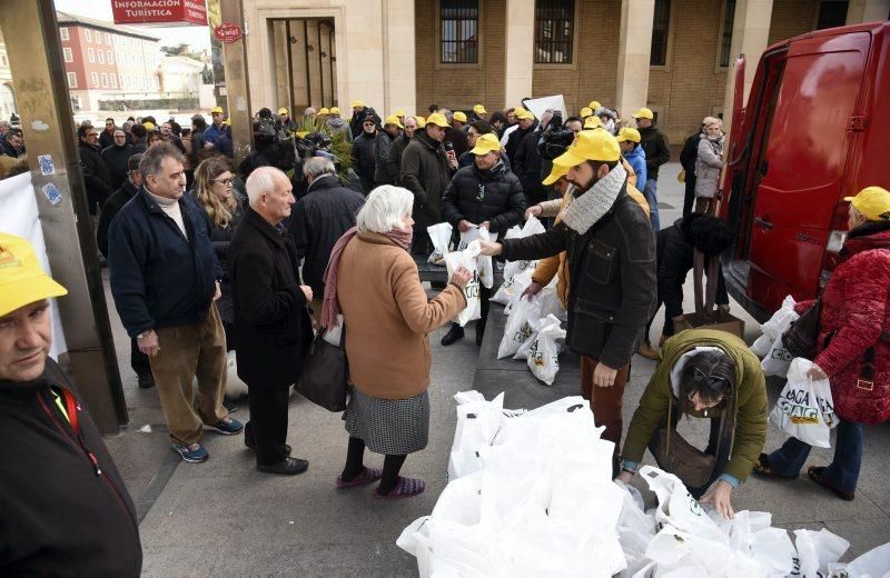 UAGA regala 1.000 kilos de fruta en la Plaza del Pilar para reclamar precios dignos