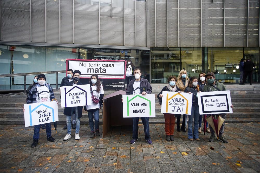 Acte de Càritas Jove sota el lema «No tenir casa mata»