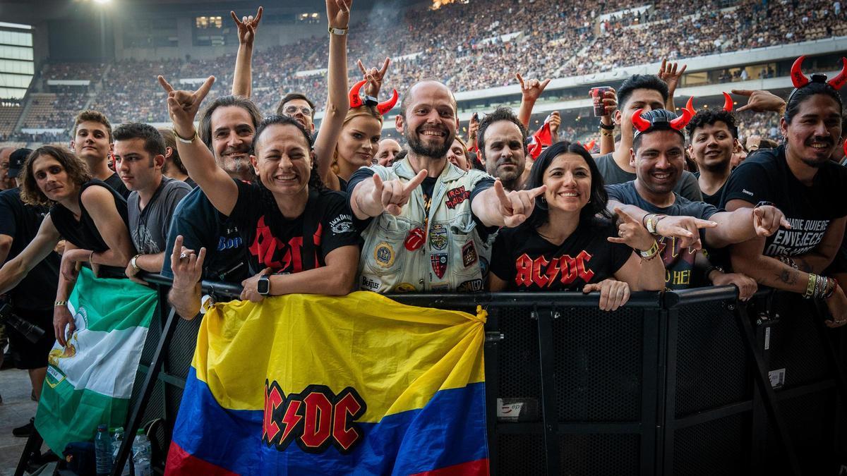 Seguidores de la banda australiana AC/DC durante el concierto de la banda australiana en Sevilla.