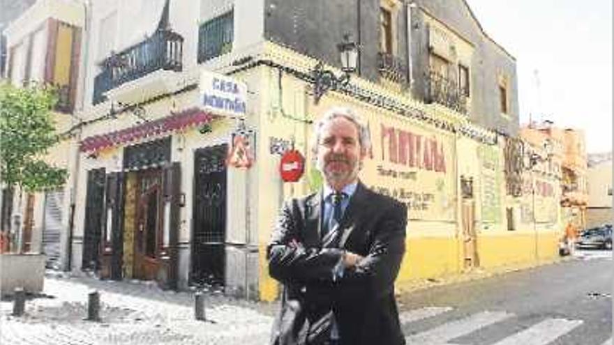 El empresario Emiliano García a las puertas de la histórica taberna Casa Montaña.