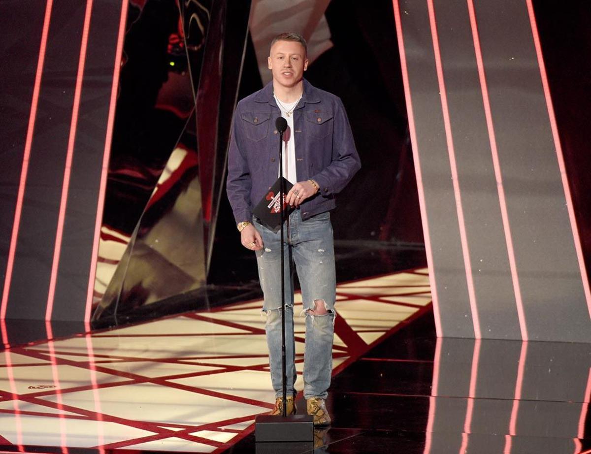Premios iHeartRadio 2017: Macklemore a lo 'Brokeback Mountain'