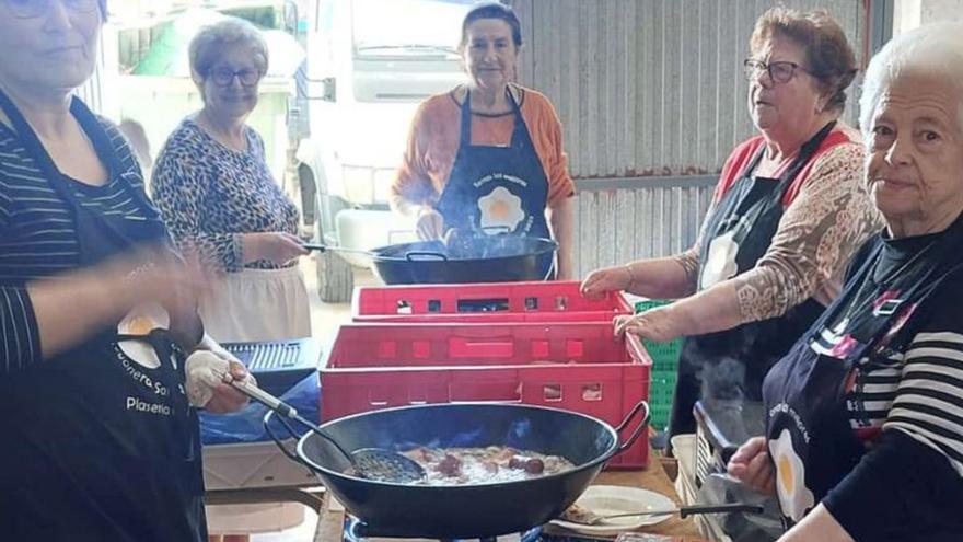 Los vecinos colaboran en las distintas labores del tradicional mondongo popular, desde la elaboración de las migas, a las morcillas y la fritura de la carne. | SERVICIO ESPECIAL