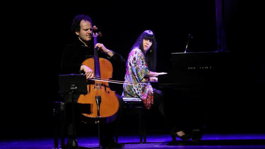 Damián Martínez y Marta Moll, el «Dúo Cassadó», este martes, durante su concierto en el teatro Filarmónica.  | MARIO CANTELI