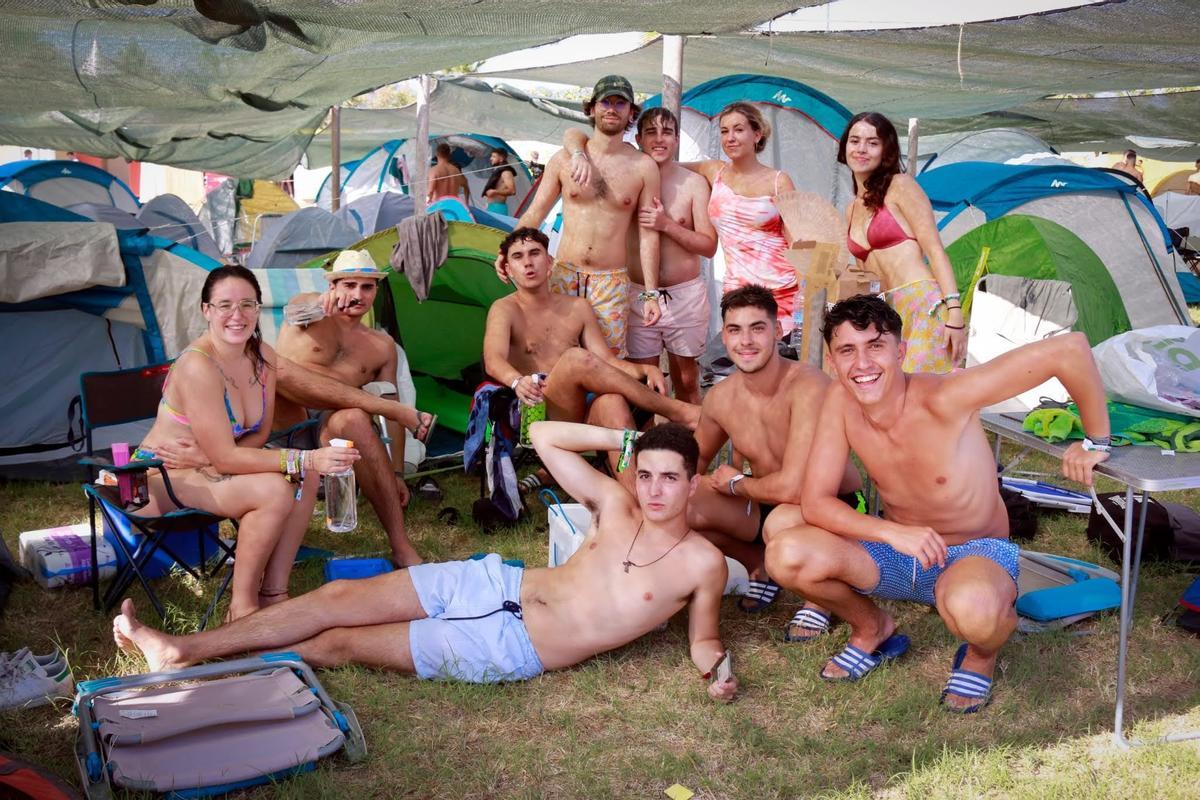 Asistentes al festival Medusa en la zona de acampada.