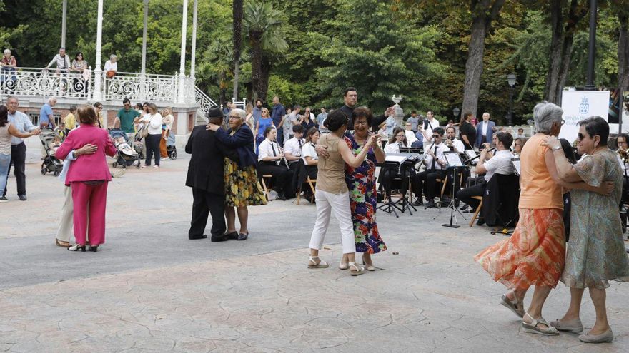 Varias parejas bailan un pasodoble al son de la Banda de Música «Ciudad de Oviedo». | FERNANDO RODRÍGUEZ