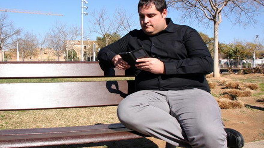 Cristian B. G. asseguet en el banc d&#039;un parc.