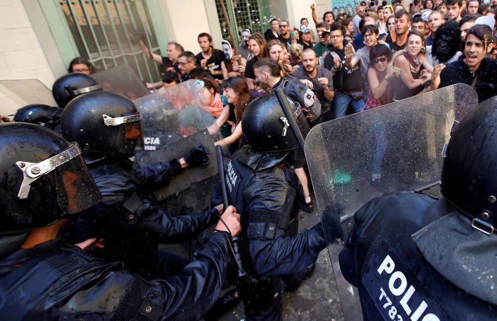 Nous aldarulls entre manifestants i policies a Gràcia