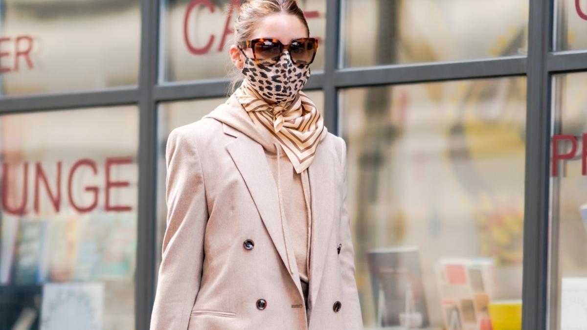 Olivia Palermo con americana y sudadera con capucha