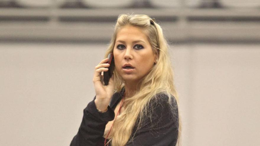 Anna Kournikova reaparece en silla de ruedas