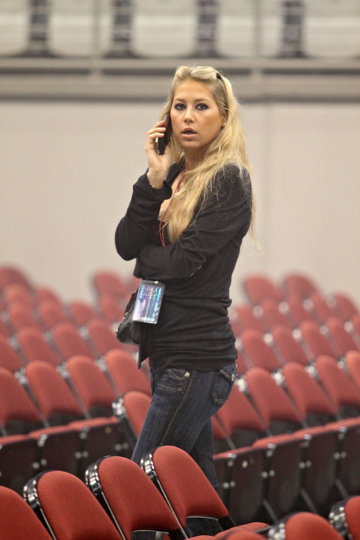 Anna Kournikova reaparece en silla de ruedas