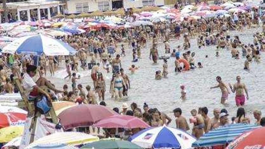 Torrevieja recupera para Semana Santa el servicio de socorristas en las playas