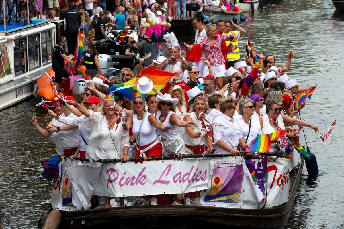 Celebran el desfile anual del orgullo LGTB+ por el Canal en Ámsterdam