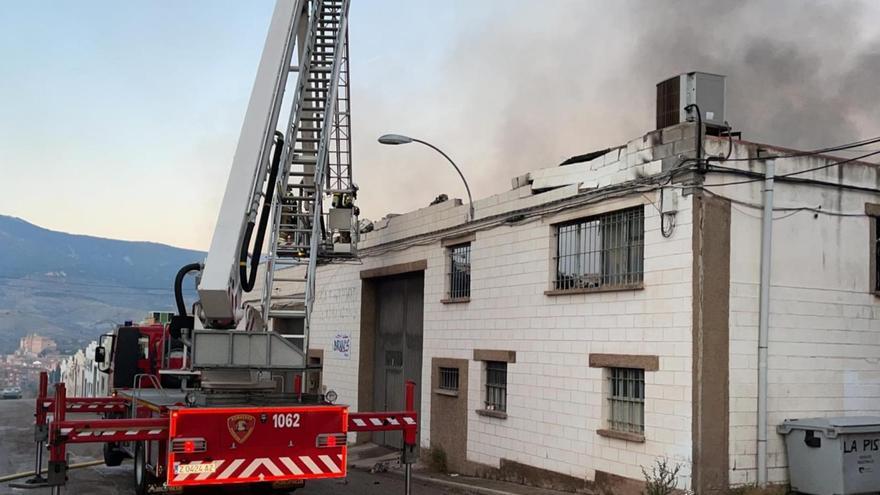 Un incendio destruye en Illueca una fábrica de calzado que da empleo a 30  trabajadores