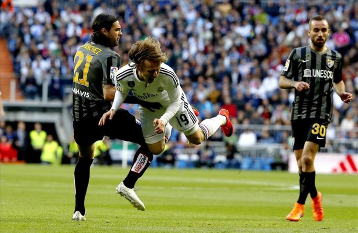 Sergio Sánchez fa saltar pels aires Modric durant el Reial Madrid-Màlaga. Sergio Sánchez fa saltar pels aires Modric durant el Reial Madrid-Màlaga.