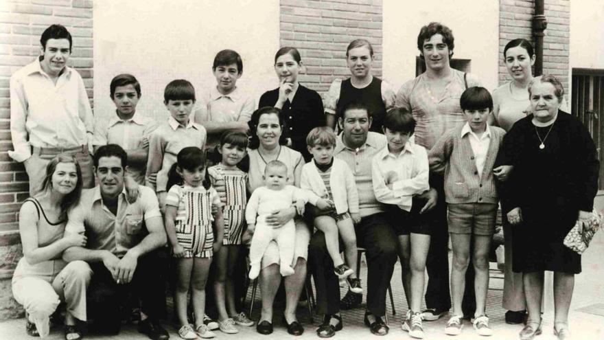 Familia de Francisco Osuna y Araceli Carmona, ambos naturales de Lucena (Córdoba) con sus 14 hijos y la abuela Carmen, en una fotografía tomada el 8 septiembre de 1973. | Cedida por Fernando Delgado