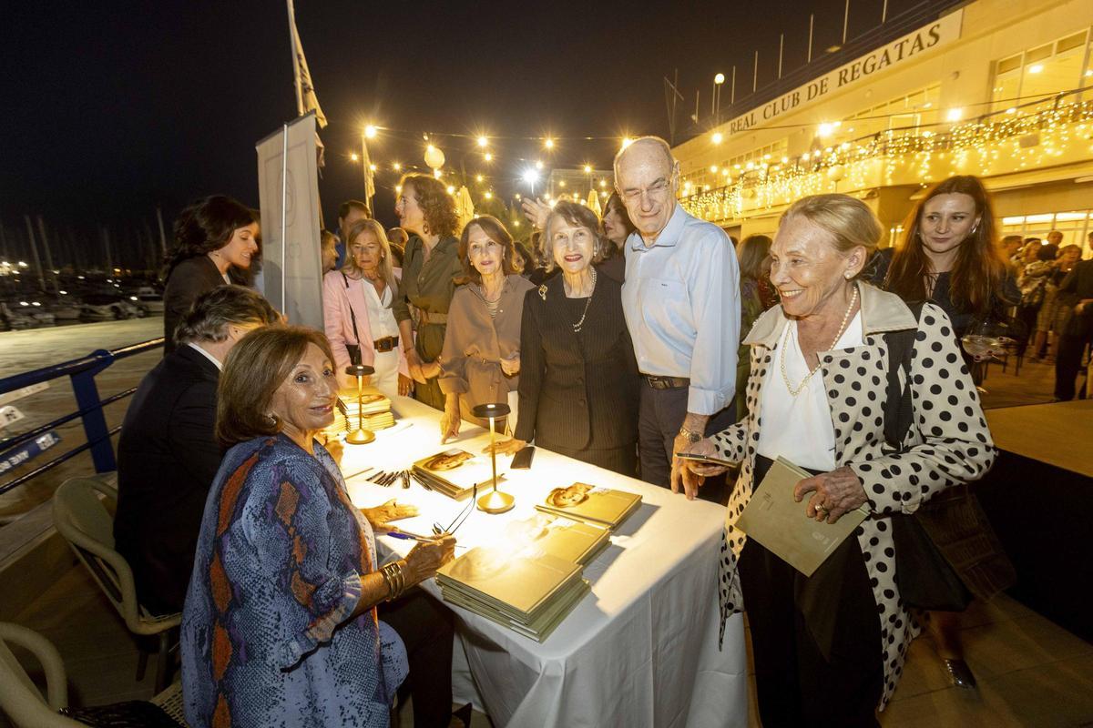 Asunción Valdés y Emiliano Sanz, esperando la firma del libro.