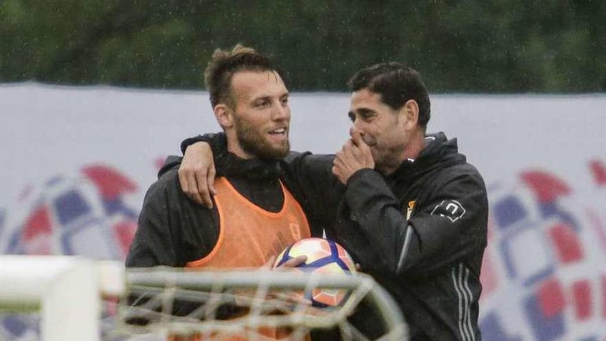 Fernando Hierro: &quot;Nadie mejor que Michu para representar al Oviedo&quot;