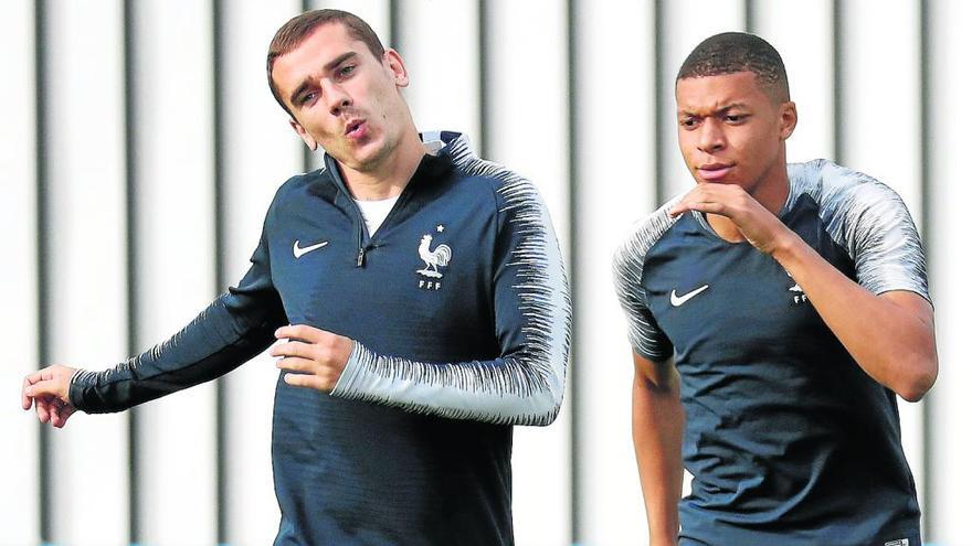 Griezmann y Mbappe durante el entrenamiento de ayer de la selección francesa. efe