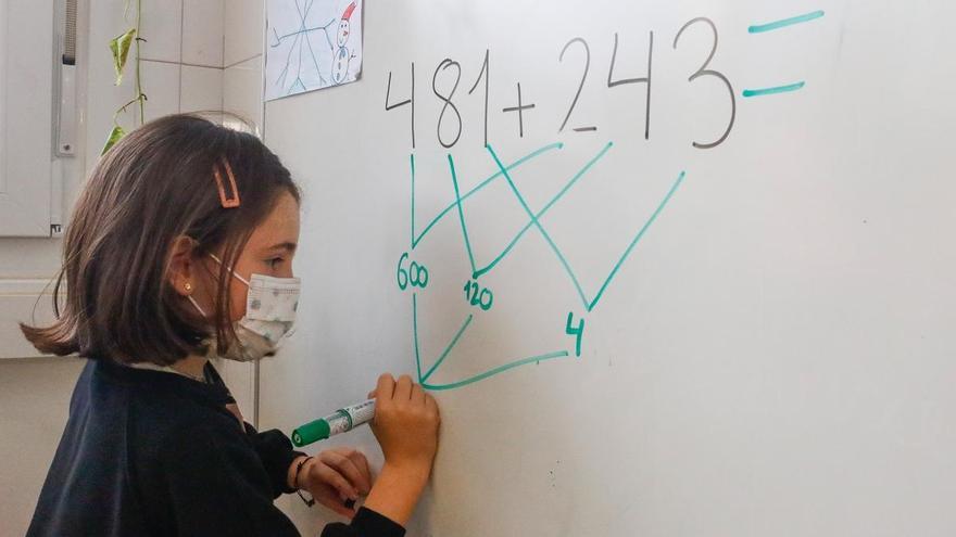 Una alumna de un colegio de Cambados, en una clase de matemáticas