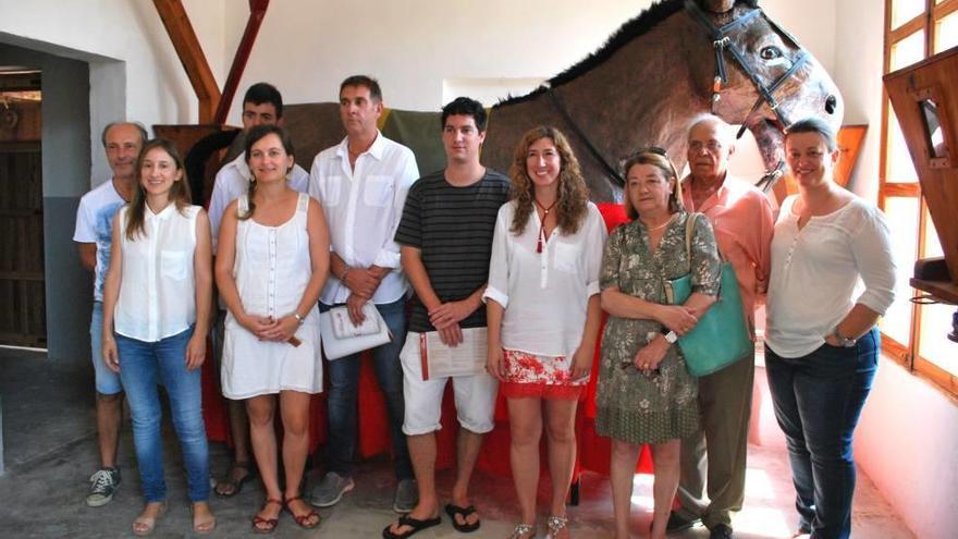 Miembros de la organización y concejales, frente a la Mulassa.