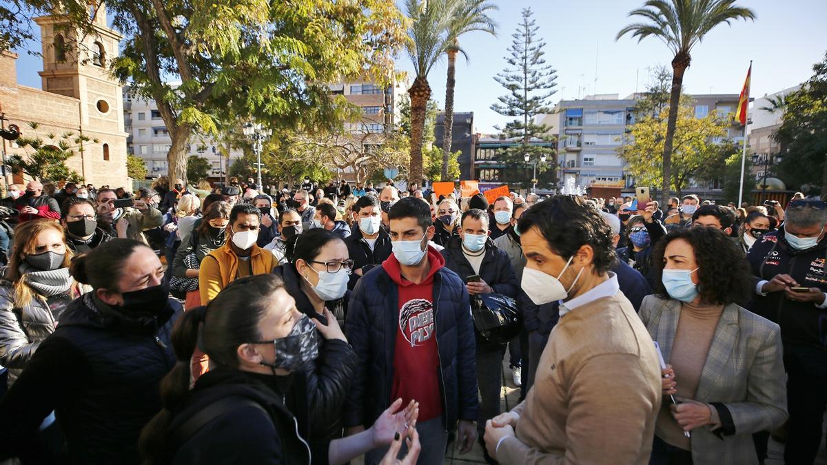 Los manifestantes se dirigen al alcalde Eduardo Dolón este viernes en la concentración en la Plaza de la Constitución de Torrevieja