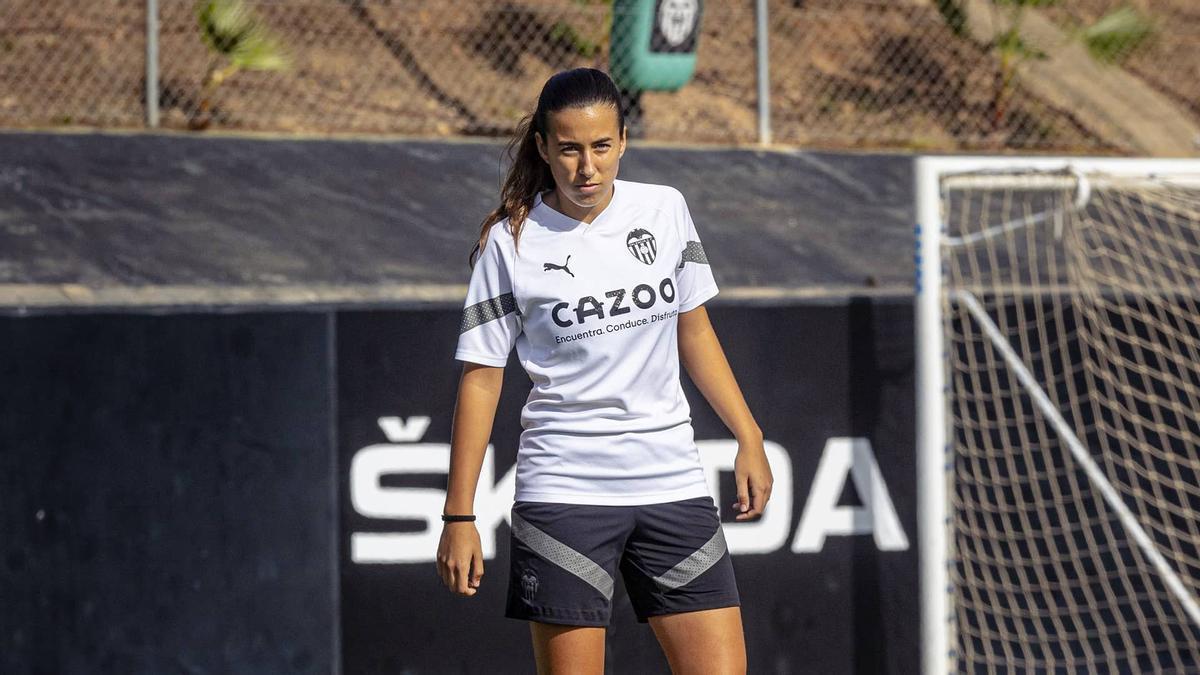 La nueva jugadora el Cacereño, con la camiseta del Valencia.