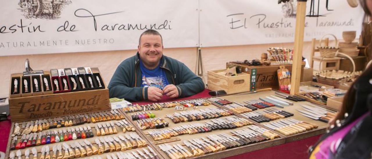 José Manuel Rodil con sus navajas y cuchillos.