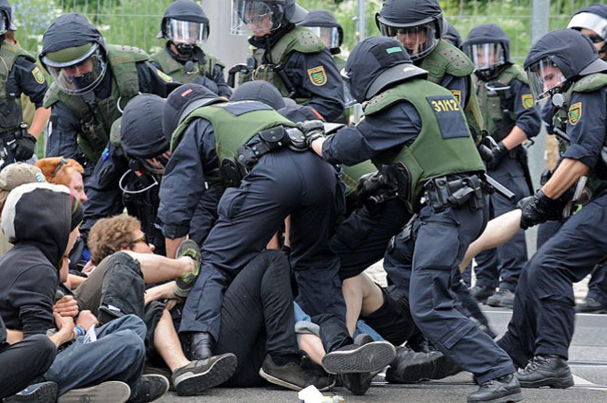 Les policies antiavalots intenten dispersar un grup d’activistes antifeixistes que havien muntat una protesta contra una manifestació convocada per l’ultradretà Partit Nacional Democràtic (NPD), a Dresden (Alemanya).