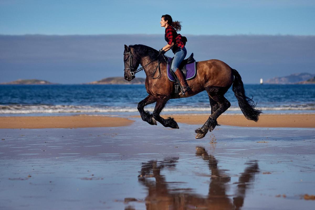 Justine, a lomos de su caballo Aike, que se encargó de criar y que cuidó hasta que el animal falleció en 2022.