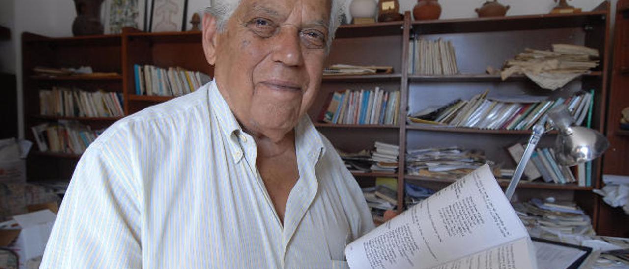 Tarajano dona a Agüimes documentos históricos de la dictadura franquista