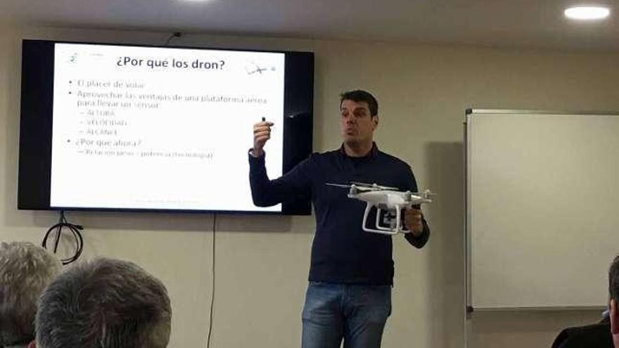 El profesor muestra un dron a los alumnos de la UNEX.