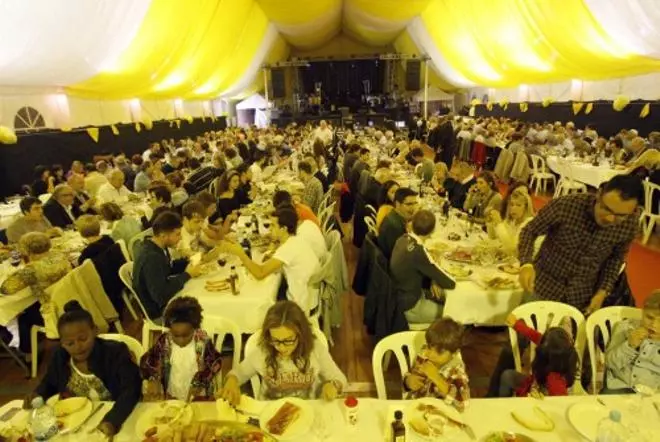 Uns 300 comensals van al sopar popular de Fires