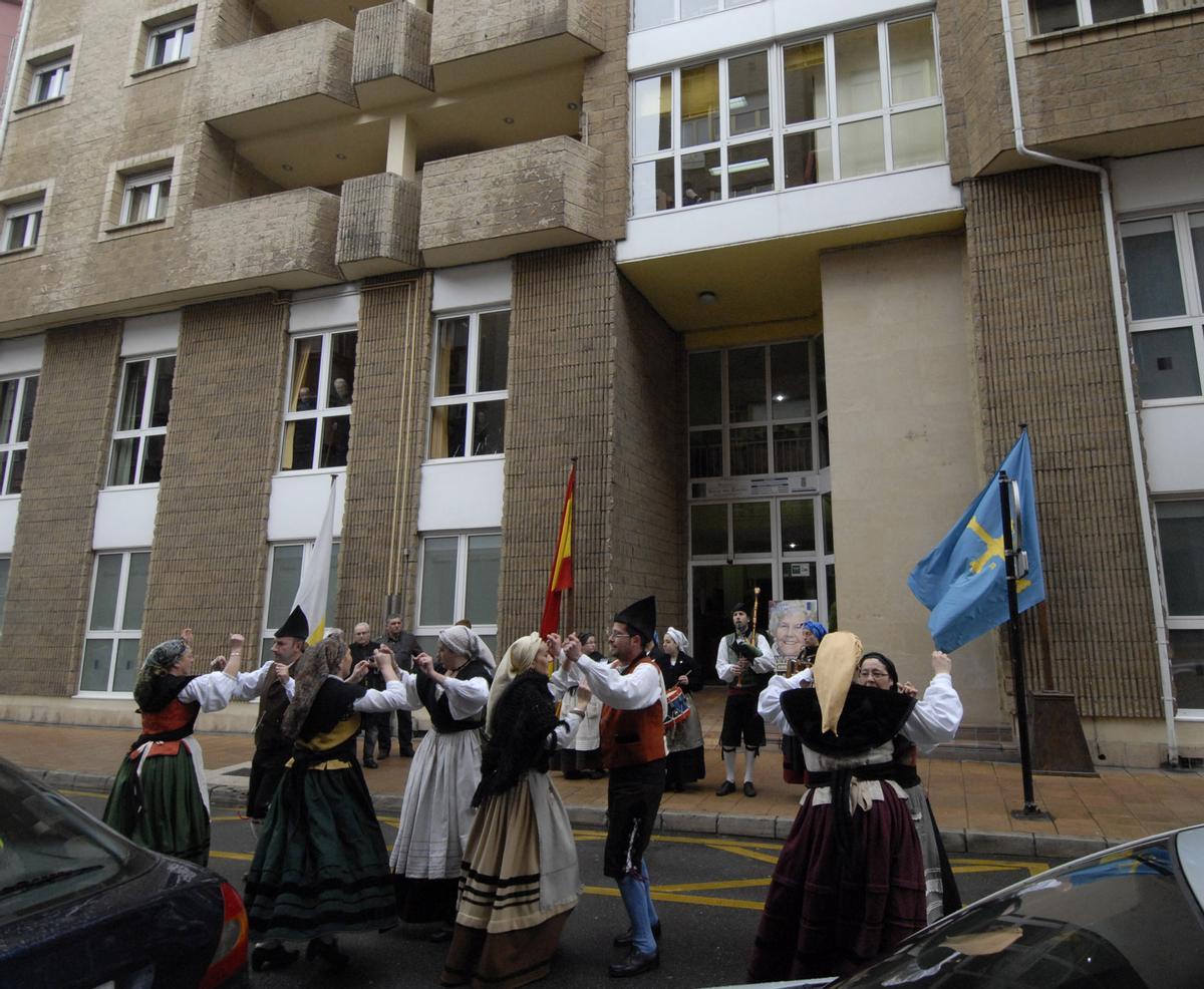 Actuación de una grupo folclórico frente a la residencia de mayores de Mieres.