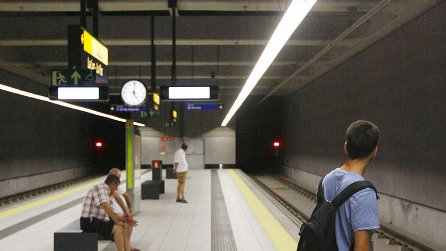 Viajeros esperando el metro en la estación de El Perchel.