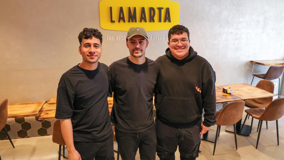 Miembros del local de Vilagarcía con una de las mejores hamburguesas gourmet de España.
